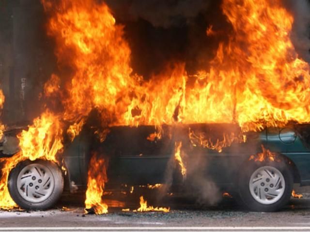На Закарпатті загорілося авто просто під час руху 