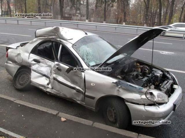 У Києві легковик протаранив маршрутку: є постраждалі (Фото) У Києві легковик протаранив маршрутку: є постраждалі (Фото)