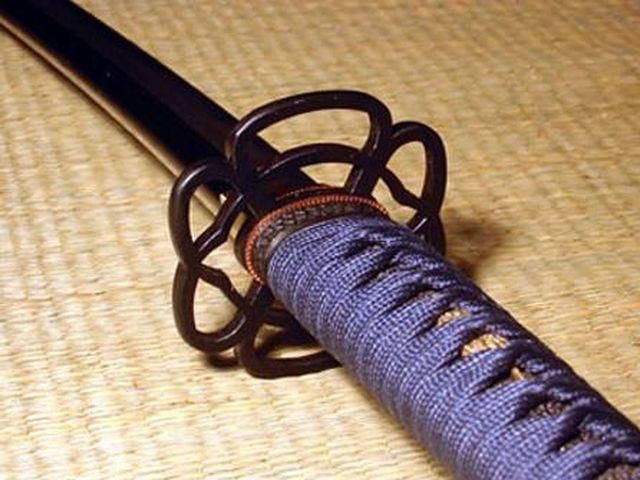 22-річний парубок у масці розгулював Сумами із мечем і пістолетом 22-річний парубок у масці розгулював Сумами із мечем і пістолетом