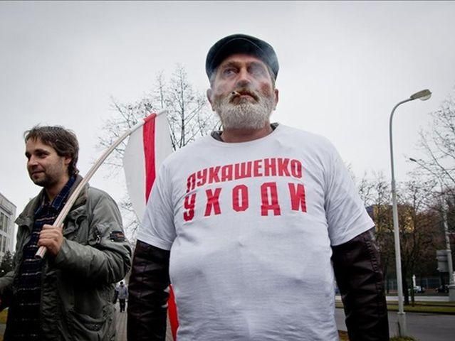 Белорус арестован за футболку "Лукашенко, уходи"