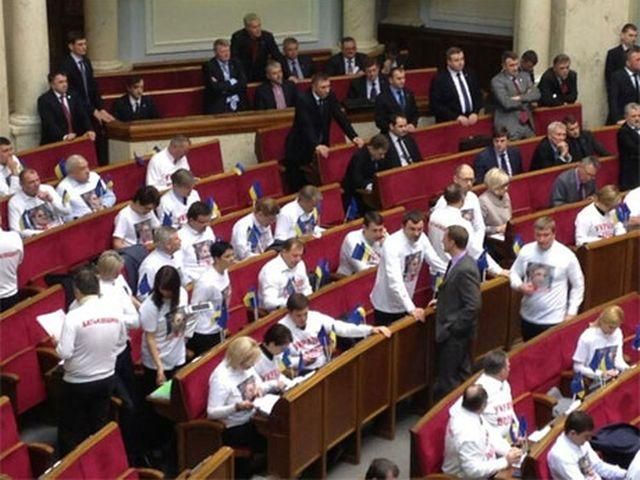 Оппозиционеры пришли в Совет в новых футболках (Фото)