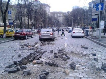 В центрі Києва перекрито рух транспорту через "вибух" на вулиці 