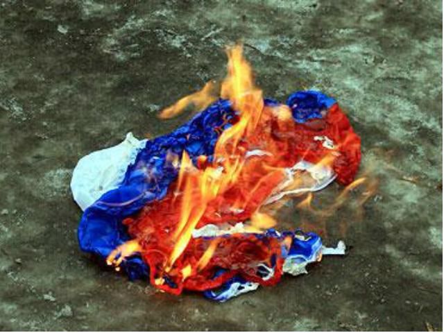 В Грузии сожгли российский флаг В Грузии сожгли российский флаг