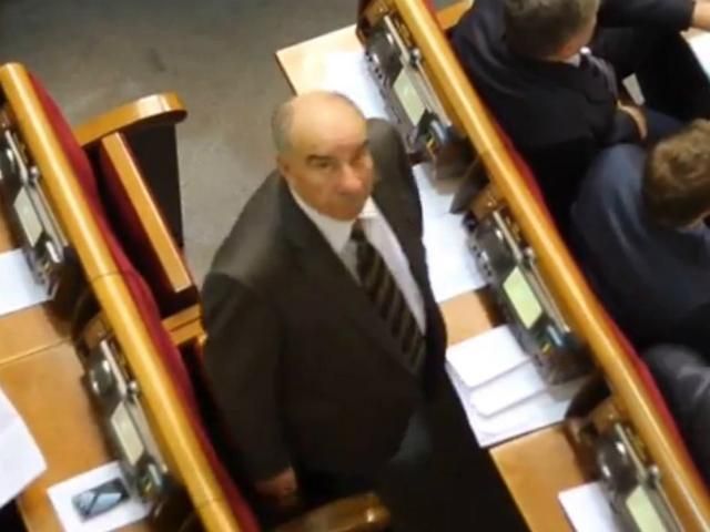 Регионал очередной раз попался на "кнопкодавстве" (Видео) Регионал очередной раз попался на "кнопкодавстве" (Видео)