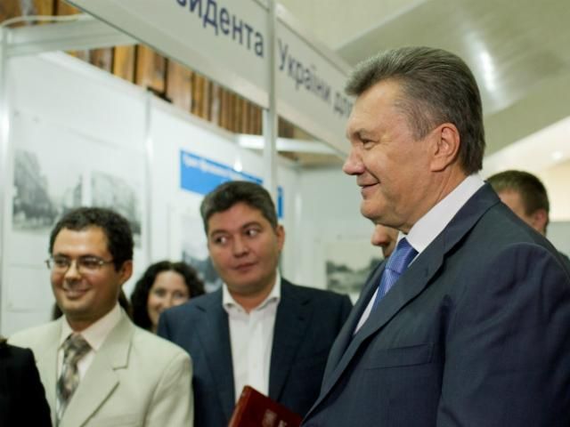 У столиці Янукович відкрив станцію метро "Теремки" У столиці Янукович відкрив станцію метро "Теремки"