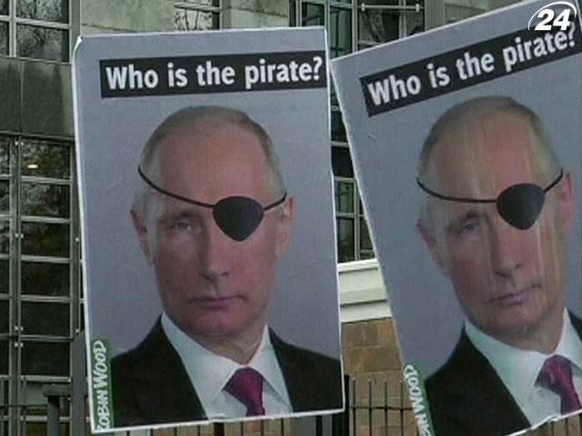 Судове засідання у справі Arctic Sunrise супроводжувалося акціями протесту Судове засідання у справі Arctic Sunrise супроводжувалося акціями протесту