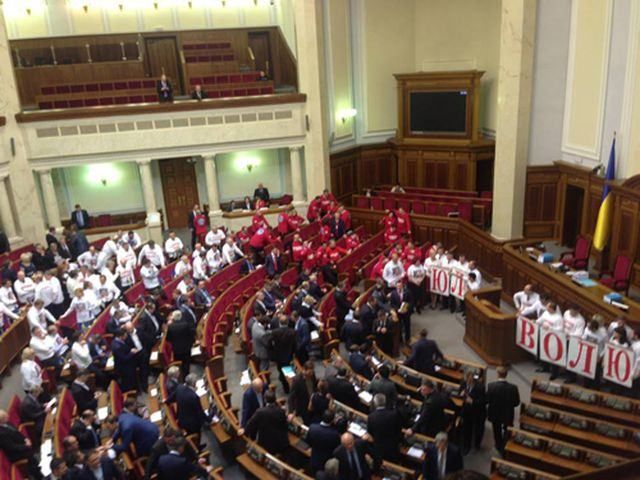 В Раде развернули большой плакат с надписью "Юле – волю" (Фото)