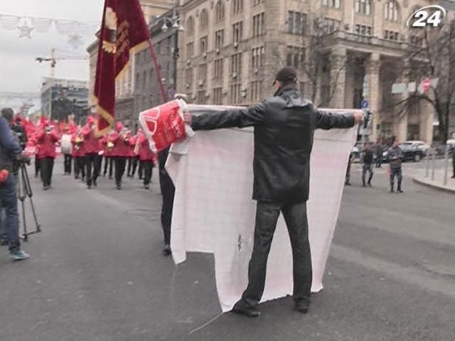 Хлопця, який став на дорозі комуністам, прибрали беркутівці (Відео)