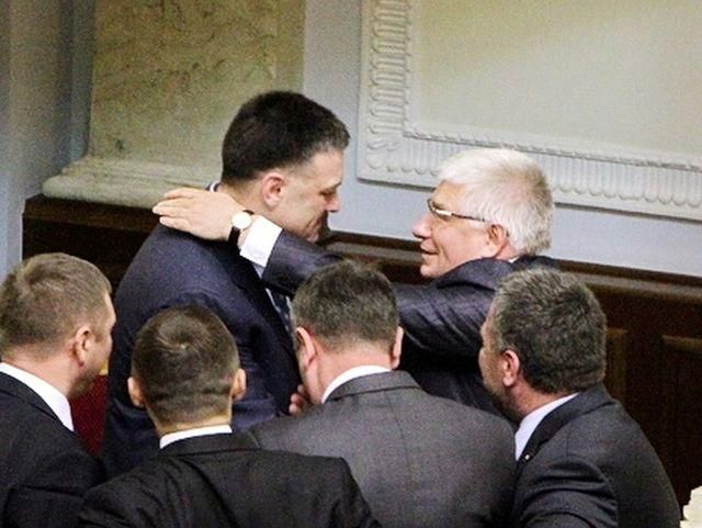 Фото дня: Чечетов расцеловал Тягнибока Фото дня: Чечетов расцеловал Тягнибока