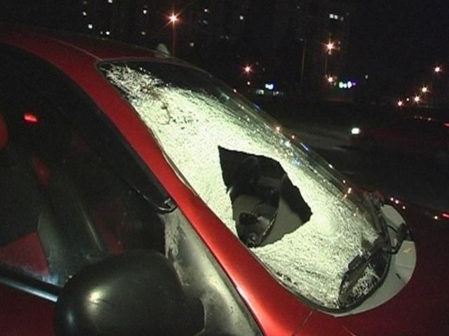 У Києві під колесами авто загинула дівчина, яка перебігала дорогу У Києві під колесами авто загинула дівчина, яка перебігала дорогу