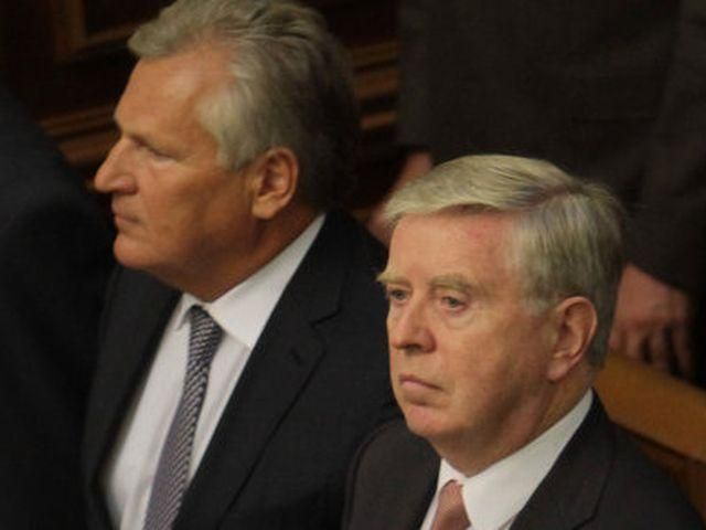 Кокса и Квасьневского возле больницы встретили и провели криками "Юле - волю!" Кокса и Квасьневского возле больницы встретили и провели криками "Юле - волю!"