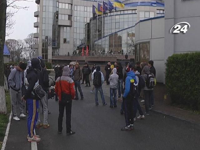 Львівські фанати вимагають звільнити віце-президента ФФУ Львівські фанати вимагають звільнити віце-президента ФФУ