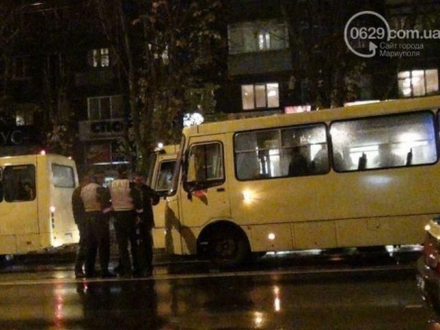 В Мариуполе маршрутка на большой скорости сбила двух молодых людей