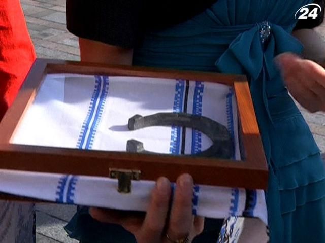 Для саміту у Вільнюсі українській делегації підготували підкову на щастя Для саміту у Вільнюсі українській делегації підготували підкову на щастя