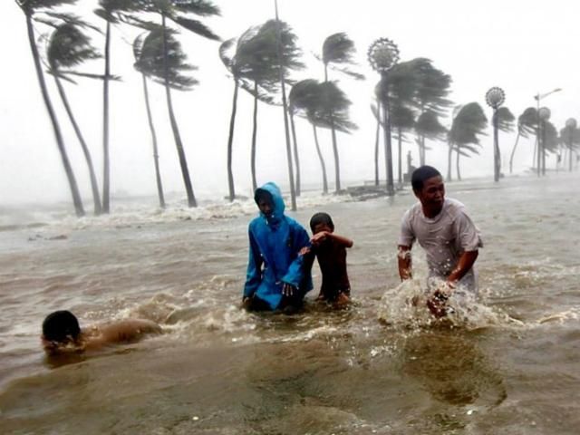 В'єтнамці масово покидають свої будинки через тайфун В'єтнамці масово покидають свої будинки через тайфун