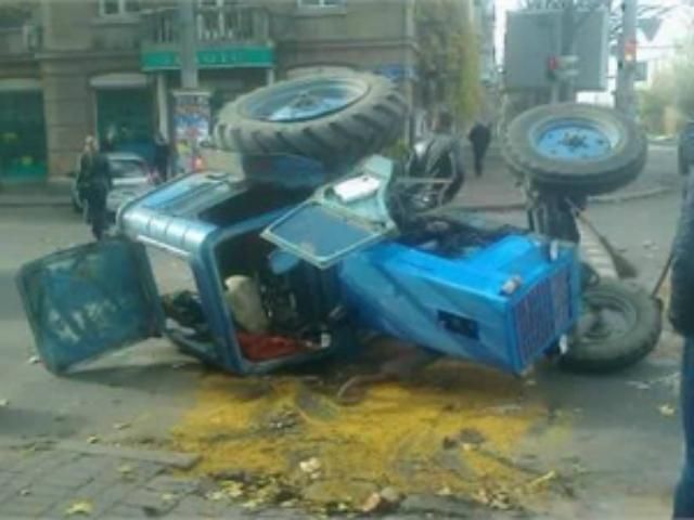 Посеред Одеси перекинувся трактор (Фото) Посеред Одеси перекинувся трактор (Фото)