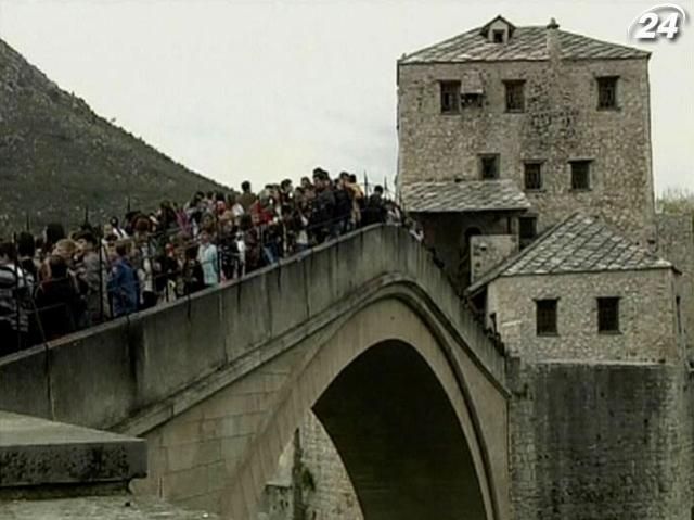 У Боснії відзначають 20-ту річницю “мостарського варварства”