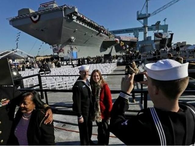 Американский авианосец нового класса спустили на воду Американский авианосец нового класса спустили на воду