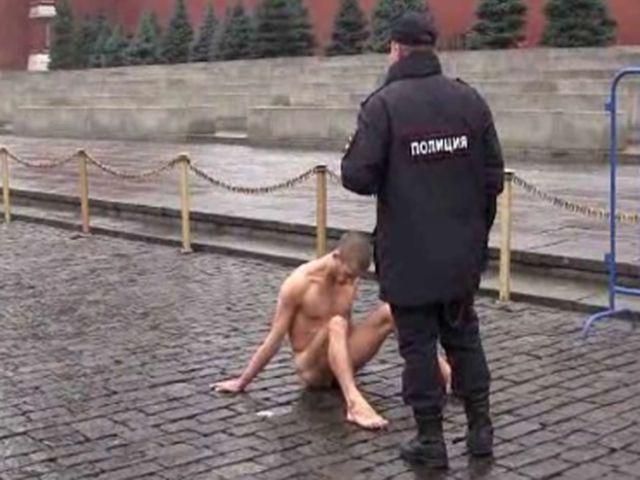 В Москве художник прибил свои половые органы к Красной площади (Фото)