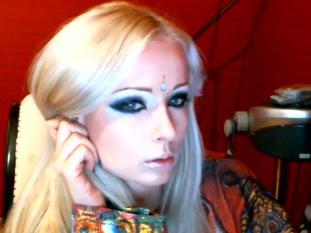 Одеська "барбі" продемонструвала, що вона ще й поетеса (Відео) Одеська "барбі" продемонструвала, що вона ще й поетеса (Відео)