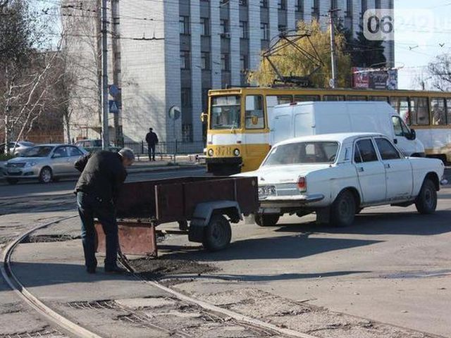 Мешканець Горлівки взяв лопату і сам ремонтує дороги (Фото. Відео)