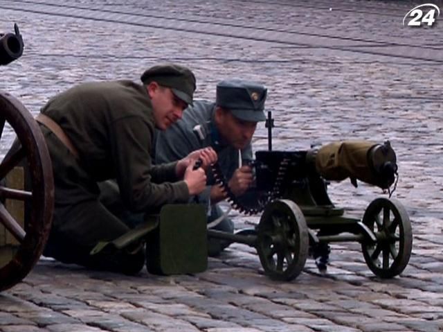 Во время реконструкции боя во Львове пострадала туристка Во время реконструкции боя во Львове пострадала туристка