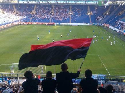 Харківського вболівальника затримали за червоно-чорний прапор