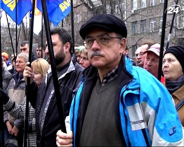 "Свобода" пікетом вимагала розслідувати фальсифікації на виборах-2012 "Свобода" пікетом вимагала розслідувати фальсифікації на виборах-2012