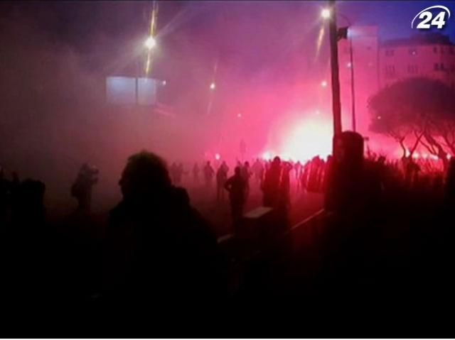 Польські демонстранти атакували посольство Росії у Варшаві Польські демонстранти атакували посольство Росії у Варшаві