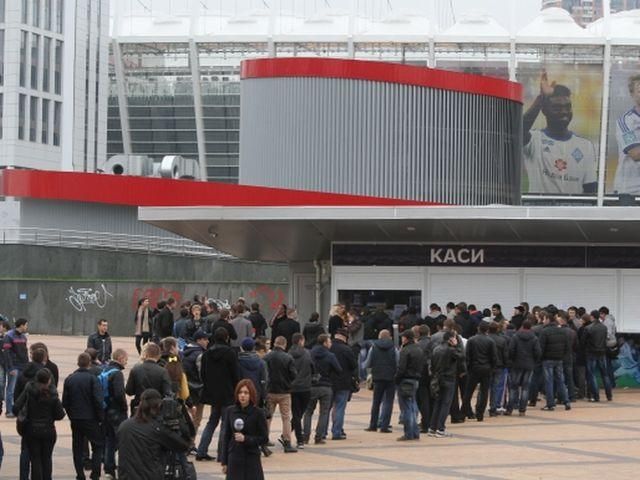 У Києві біля "Олімпійського" тисячі людей ділять між собою квитки на "Україну-Францію" У Києві біля "Олімпійського" тисячі людей ділять між собою квитки на "Україну-Францію"