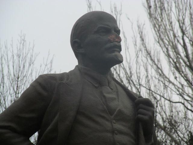 Не Запоріжжі невідомі поглумилися над Леніним (Фото) Не Запоріжжі невідомі поглумилися над Леніним (Фото)