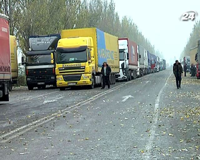 Черга з вантажівок на україно-російському кордоні сягає 1,5 км