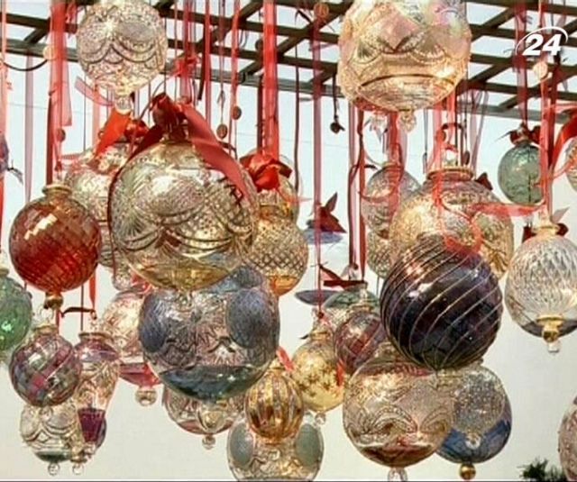 Дорогие новогодние украшения показали на ярмарке в Лондоне Дорогие новогодние украшения показали на ярмарке в Лондоне