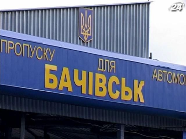 Поблизу затору на кордоні з Росією встановили пункт обігріву Поблизу затору на кордоні з Росією встановили пункт обігріву