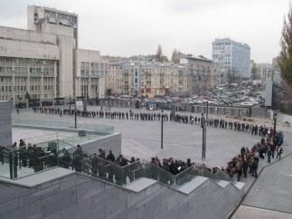 Во кассами "Олимпийского" с ссорами разбирают последние билеты (Видео) Во кассами "Олимпийского" с ссорами разбирают последние билеты (Видео)