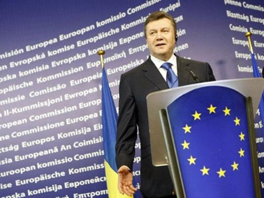 Януковича попросили на рік відкласти Угоду з ЄС Януковича попросили на рік відкласти Угоду з ЄС