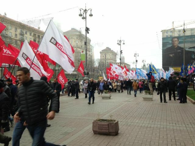 Активісти та нардепи зібралися на мітинг під Київрадою (Фото)