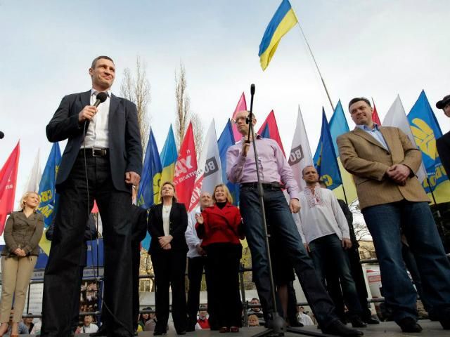 Оппозиция собирает людей на всеукраинскую акцию Оппозиция собирает людей на всеукраинскую акцию