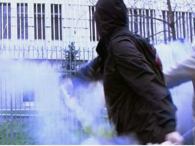 Посольство Польши в России забросали файерами. Задержали 3 человек (Фото) Посольство Польши в России забросали файерами. Задержали 3 человек (Фото)