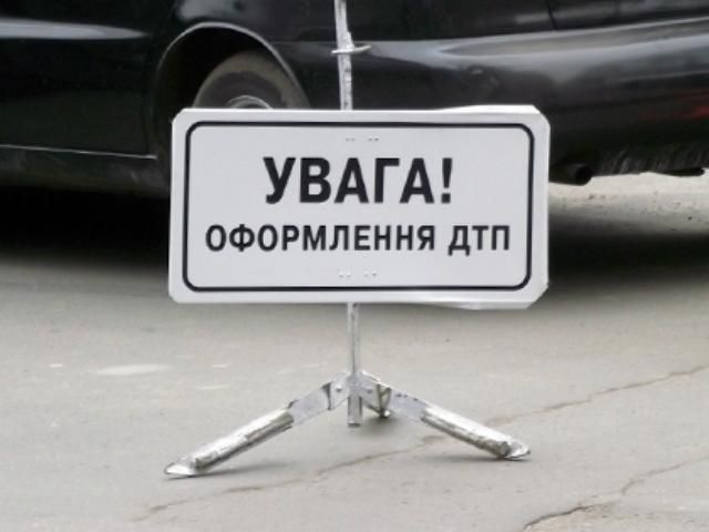 В Киеве Toyota столкнулась с мусоровозом В Киеве Toyota столкнулась с мусоровозом