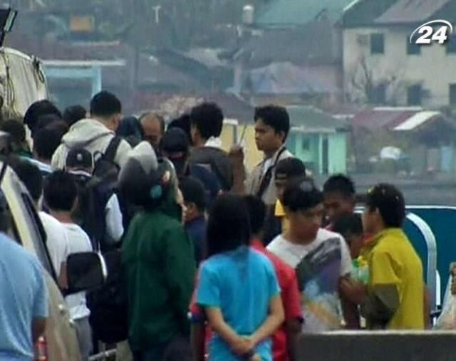 На Филиппинах 8 человек погибли в давке возле склада с пищей