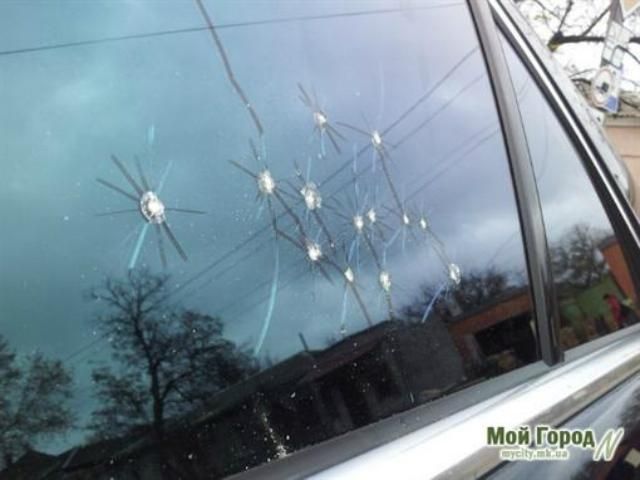 У Миколаєві обстріляли авто регіонала (Фото) У Миколаєві обстріляли авто регіонала (Фото)