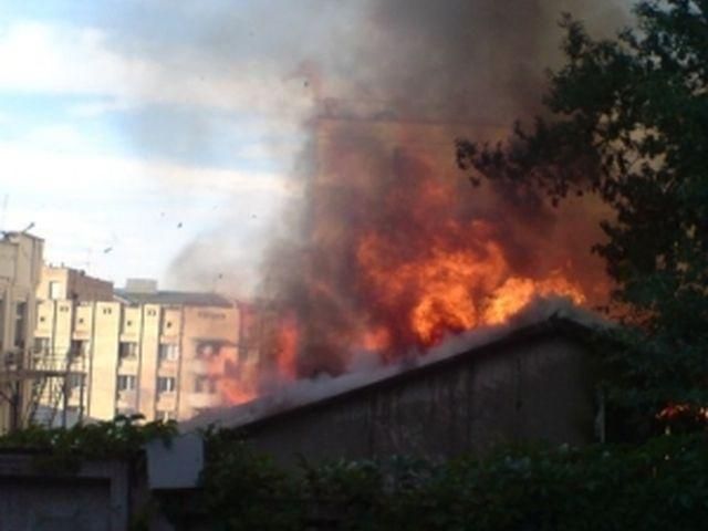 В Киеве горит рынок: пожарных нет В Киеве горит рынок: пожарных нет