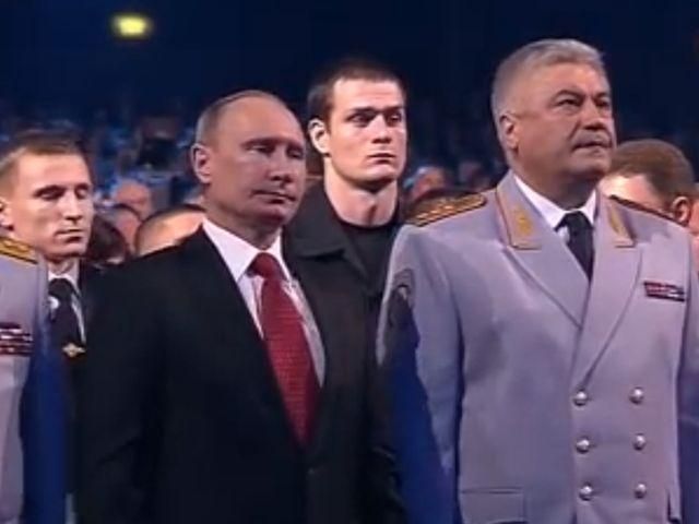 Путин расплакался во время концерта ко Дню милиции (Видео)