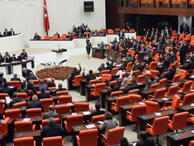Турецким женщинам-парламентариям разрешили носить брюки