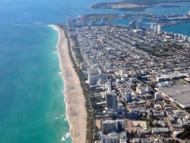 Возле Флориды человек выпал из самолета в открытый океан Возле Флориды человек выпал из самолета в открытый океан