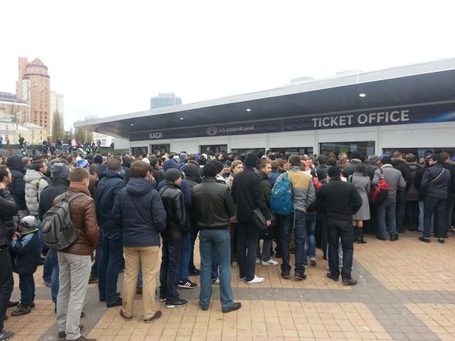 Люди скуповують квитки по 40-300 гривень на матч Україна – Франція (Фото)