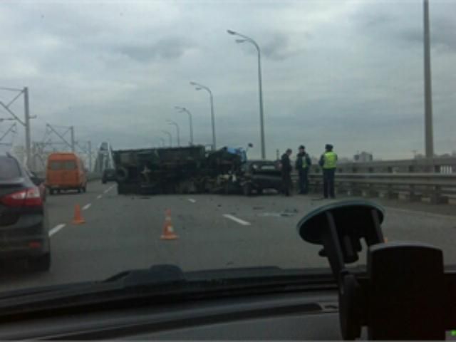 На київському мості розбилася вантажівка та легковик (Фото) 