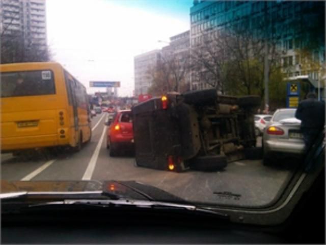 У Києві зіткнулися одразу чотири авто (Фото) У Києві зіткнулися одразу чотири авто (Фото)