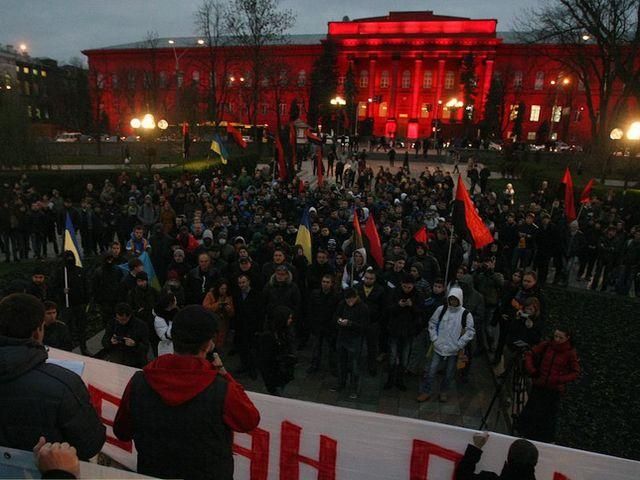 Уболівальники влаштували ходу у Києві: біля дому Футболу палили фаєри (Фото. Відео)